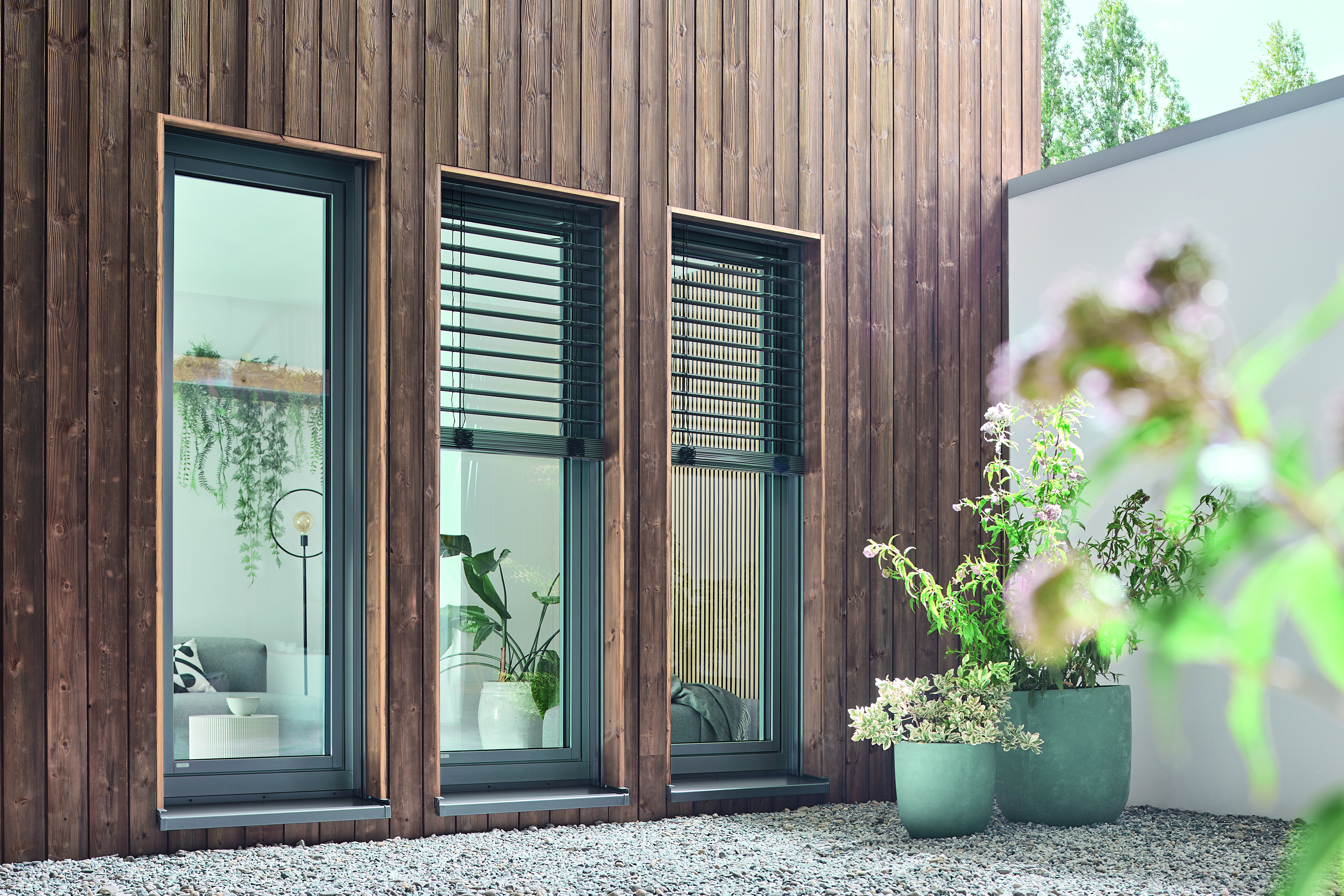 weru-impreo-top-fassade-wohnzimmer-einflügelig-aussen-DB703_RGB_Alu-Schale_bearbeitet
