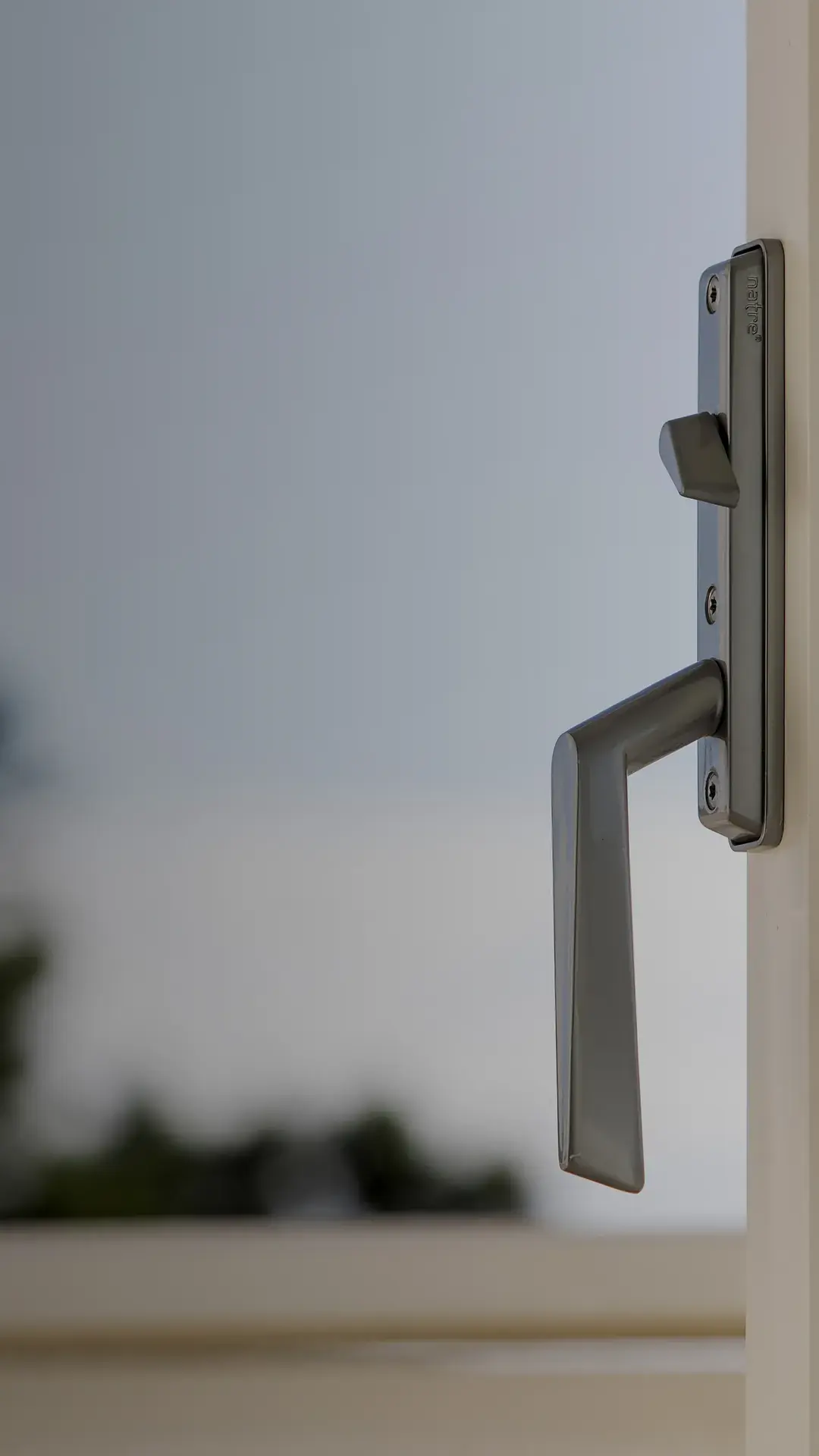 Detaljbilde av vindushåndtak på moderne energieffektivt Natre-vindu.